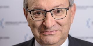 Mann vor weißem Hintergrund
