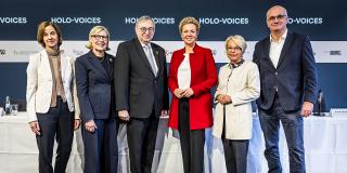 Gruppenbild vor Pressewand