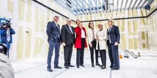 Gruppenbild auf der Baustelle