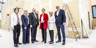 Gruppenbild vor Baustelle
