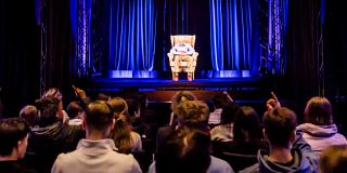 Schulklasse im Dialog mit einem Hologramm