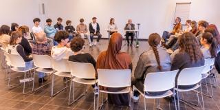 Dr. Leon Weintraub mit Schülerinnen und Schülern der Theodor-Heuss-Realschule Oberhausen