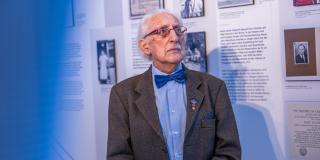 Dr. Leon Weintraub in der Ausstellung