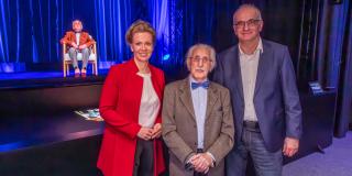 Dr. Leon Weintraub + Hologramm mit Ministerin Ina Brandes MdL und TU Dortmund Rektor Prof. Dr. Manfred Bayer