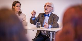 Dr. Leon Weintraub im Austausch mit den Schülerinnen und Schülern