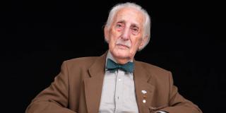 Dr. Leon Weintraub auf einem Stuhl