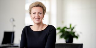 Ministerin Ina Brandes MdL sitzend an Ihrem Schreibtisch