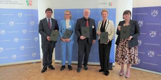 Landesregierung, Hochschulen und BLB als Gruppe vor Stellwänden