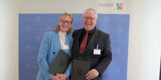Rektorin Uni Wuppertal und Rektor Uni Bonn vor Stellwand
