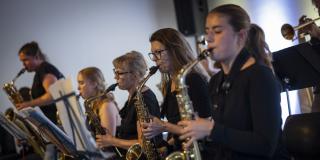 Saxophonistinnen auf einer Bühne