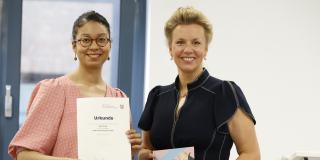 Autorin mit Urkunde, Ministerin mit Buch