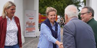 Ministerin Brandes bei Ankunft Bispinghof