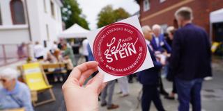 Sticker Haus Lebenstein vor Besuchermenge