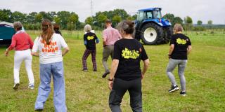 LineDance vor einem Traktor 