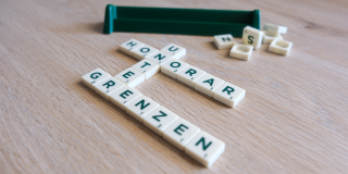 Scrabble-Buchstaben ergeben das Wort "Honoraruntergrenzen"