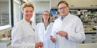 Frau Ministerin Brandes mit Dr. Anna-Kathrin Schupp und Prof. Dr. Jörg Timm im Labor des Instituts für Virologie