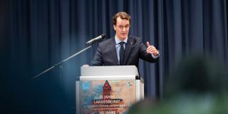 Ministerpräsident Hendrik Wüst würdigt die Arbeit des Landesbeirats und der Stiftung Gerhart-Hauptmann-Haus in Düsseldorf