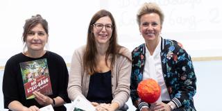Die beiden Preisträgerinnen Susanne Göhlich und Charlotte Inden und Ministerin Ina Brandes (v.l.n.r.)
