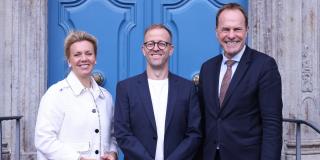 Vorstellung des neuen Generalintendanten des Düsseldorfer Schauspielhauses: (v.r.) Dr. Stephan Keller, Andreas Karlaganis und Ina Brandes vor dem Rathaus