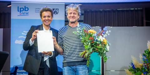 Autor Jörg Isermeyer mit Ministerin Brandes