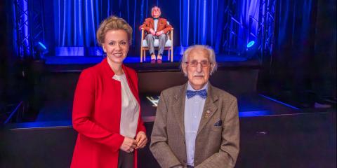 Dr. Leon Weintraub und Ministerin Ina Brandes MdL vor dessen Hologramm