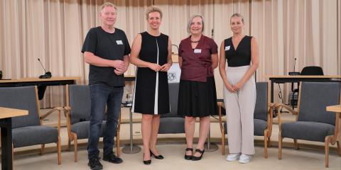 Gruppenbild mit drei Frauen und einem Mann