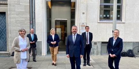 Bundesbeauftragter Fabritius (Mitte) mit seinen Länderkollegen und –kolleginnen, u.a. Heiko Hendriks aus NRW (2. v. links), Foto: BMI