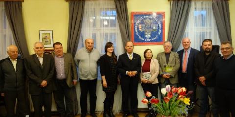 Vertreter des Demokratischen Forums der Deutschen in Kronstadt mit Heiko Hendriks (6.v.r.) und Rainer Lehni ((3.v.r.) sowie Caroline Fernolend, Kreisvorsitzende des Kronstädter Forums (5.v.r.) und Thomas Sindilariu, Vorsitzender des Ortsforums Kronstadt (2.v.r.)
