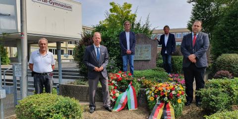 5 Herren am Gedenkstein für die Opfer des 17. Juni 1953