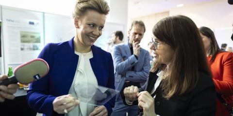 Ministerin Ina Brandes an einem der Stände vor Ort