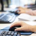 Hand an Maus und Tastatur