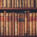Alte Bücher in einem Regal