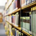 Bücher in einer Regalreihe