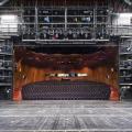 Theaterbühne mit Blick in den leeren Saal