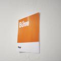 Orangenes Wandschild mit der Aufschrift "Bühne"