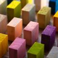 Bunte Holz-Klötzchen in Reihen aufgestellt