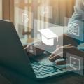 Mann sitzt am Laptop