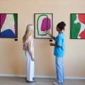 Zwei junge Frauen betrachten ein Kunstwerk in einem Museum