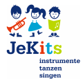 Kinder mit Instrumenten und Logoschriftzug