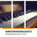 Tasten eines Klaviers, darunter der Schriftzug Kunsthochschulgesetz