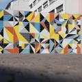 Eine bunt gestaltete Wand im Außenbereich