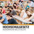 Studierende in einem Hörsaal, darunter der Schriftzug Hochschulgesetz