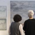 Zwei Frauen betrachten Kunstwerke