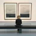 Besucherin in der Ausstellung Axel Hütte. Night and Day im Kunstpalast in Düsseldorf