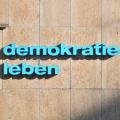 Schriftzug "demokratie leben" am Gebäude der Landeszentrale für politische Bildung