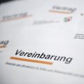 Auf einem Blatt mit dem Logo des Ministeriums steht das Wort Vereinbarung