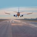 Flugzeug landet auf Landebahn