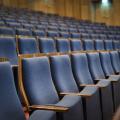 Sitzreihen in einem Theater