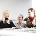 Vier Frauen besuchen einen Sprachkurs