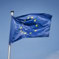 EU-Flagge vor blauem Himmel